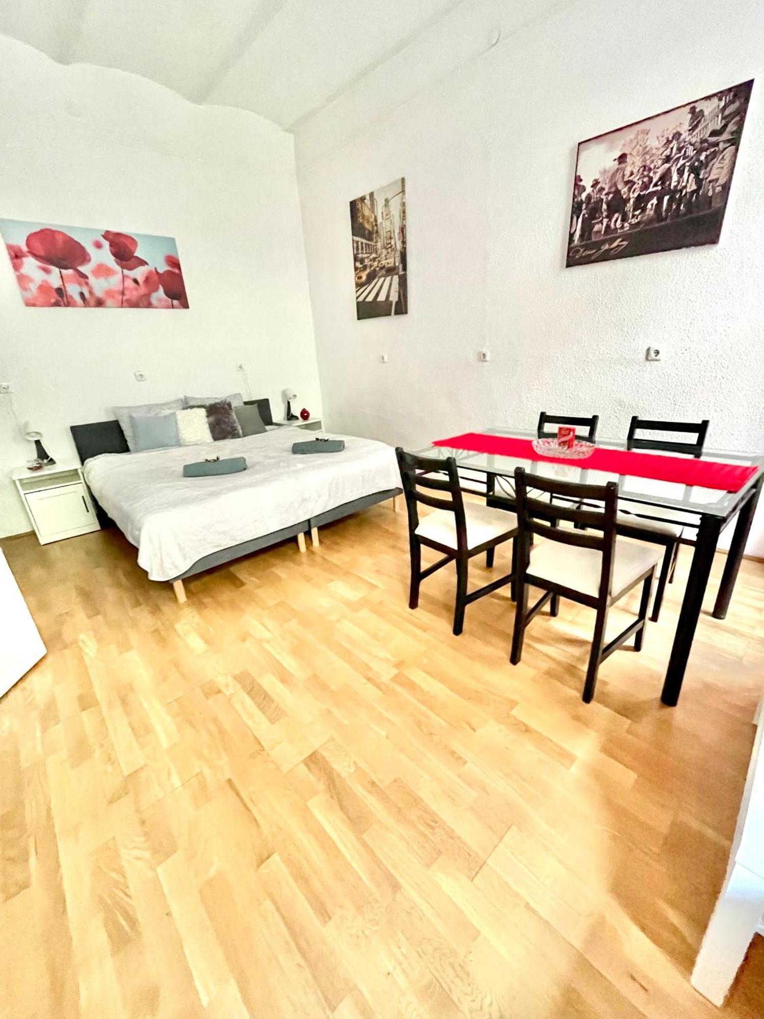 Very Warm Home With Big Bed Near New York Cafe Budapeşte Dış mekan fotoğraf
