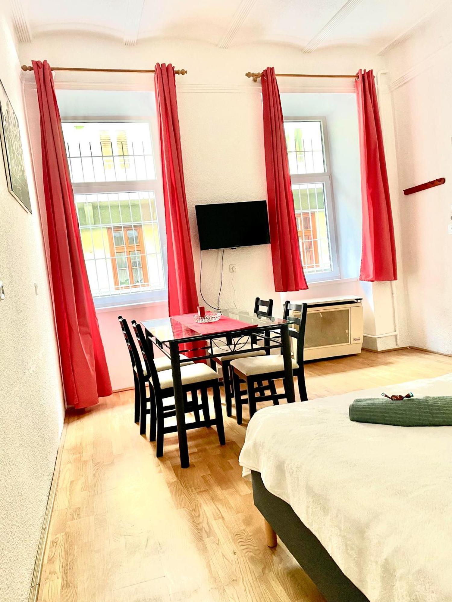 Very Warm Home With Big Bed Near New York Cafe Budapeşte Dış mekan fotoğraf